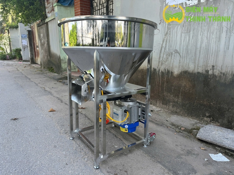 Đặc điểm cấu tạo và thông số kỹ thuật nổi bật của máy trộn cám trục đứng Inox 50kg