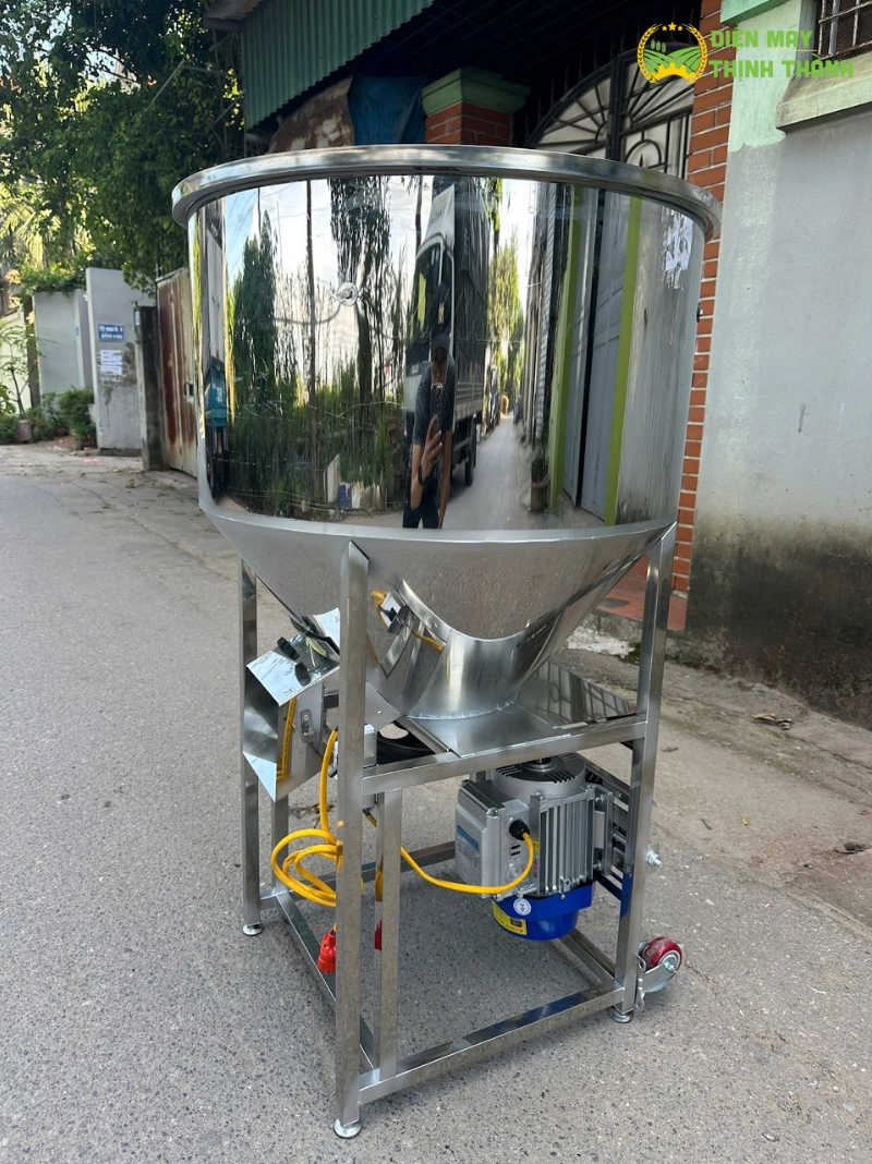 Máy trộn thức ăn chăn nuôi là một thiết bị chuyên dụng trong ngành chăn nuôi