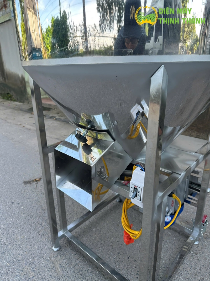 Hướng dẫn sử dụng và bảo trì máy trộn thức ăn chăn nuôi Inox 75kg hiệu quả