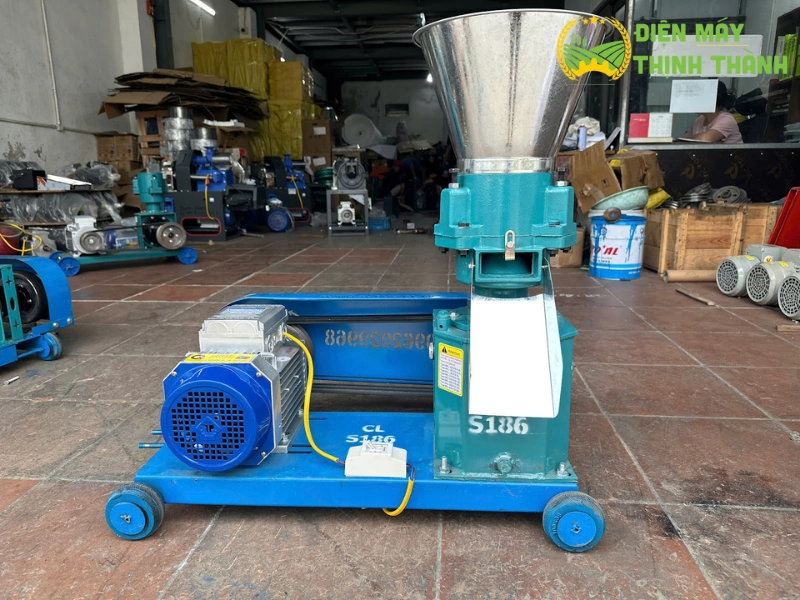 Máy ép cám viên S186 curoa 3 lô ép dùng để nghiền, trộn và ép các loại nguyên liệu thô 
